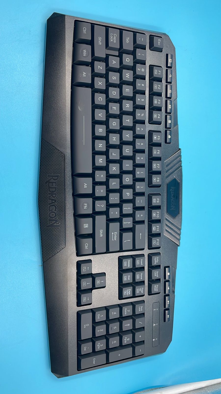 Teclado inalámbrico, Redragon  con retroiluminación LED.