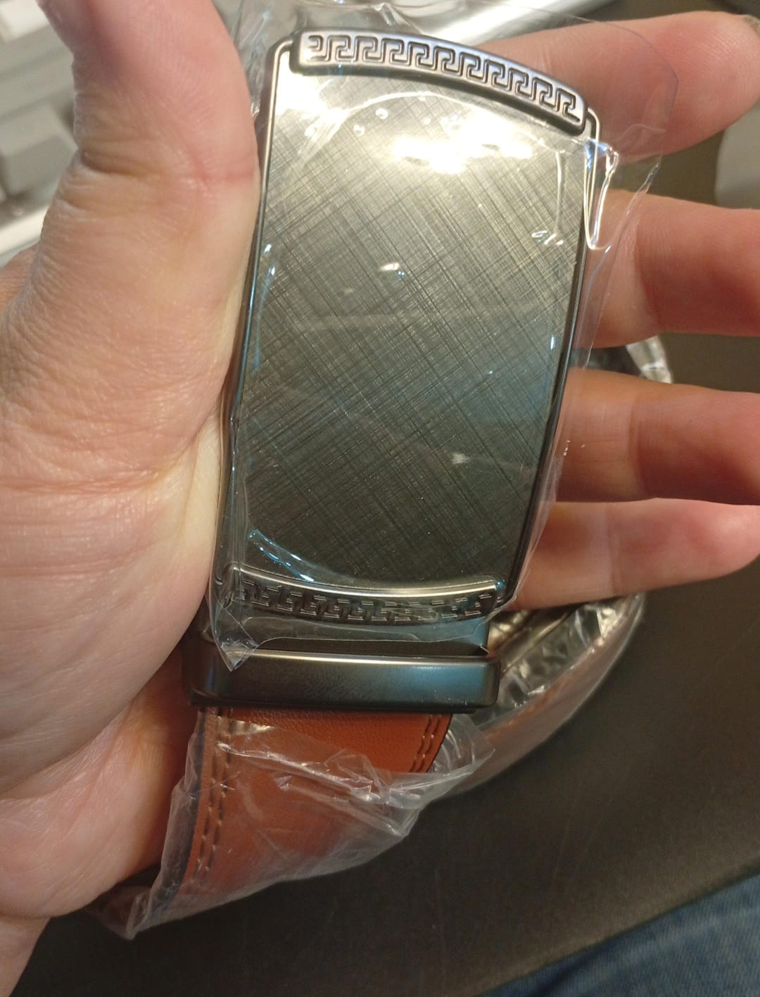 Cinturón de cuero con trinquete para hombre, ajuste personalizable.