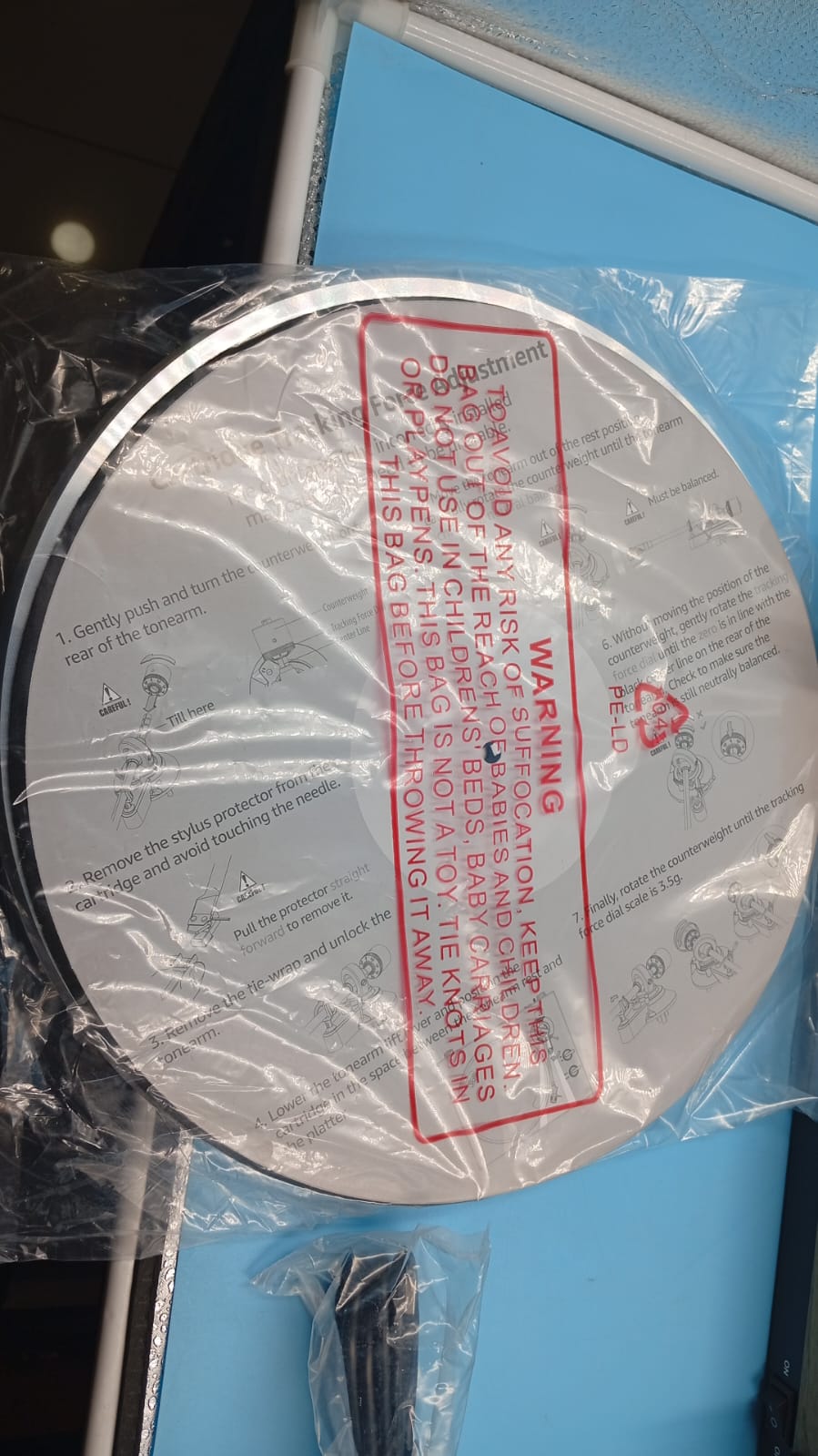 Reproductor de discos, transmisión por correa, 33-45 rpm.