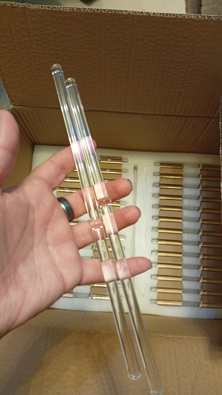 Lámparas colgantes de cristal, color latón, altura ajustable.