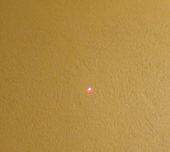 Nivel láser 4 en 1, punto de alineación, línea láser y cinta métrica.