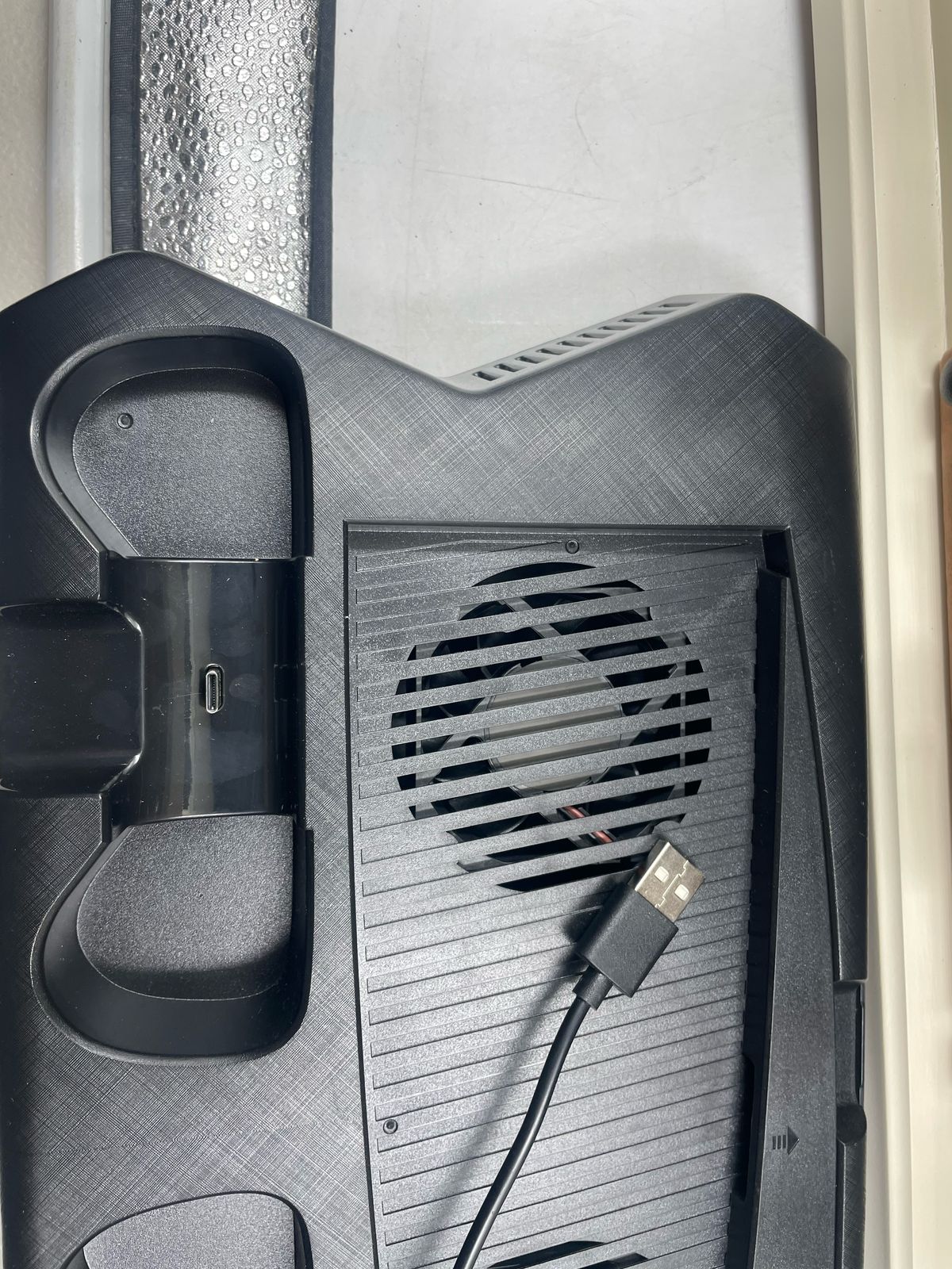 Base de carga para PS5 con ventilador de succión (USADO).