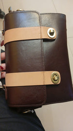 Bolso de piel Geniuno Boyatu, Estilo Bandolera con correa ajustable.