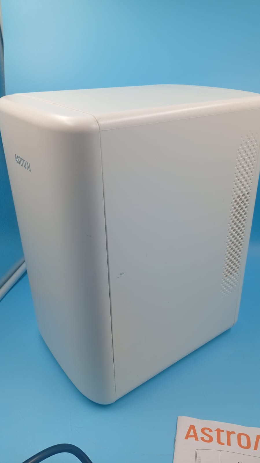 Mini Refrigerador, AstroAI de 6 Litros, cap. 8 Latas, (USADO).