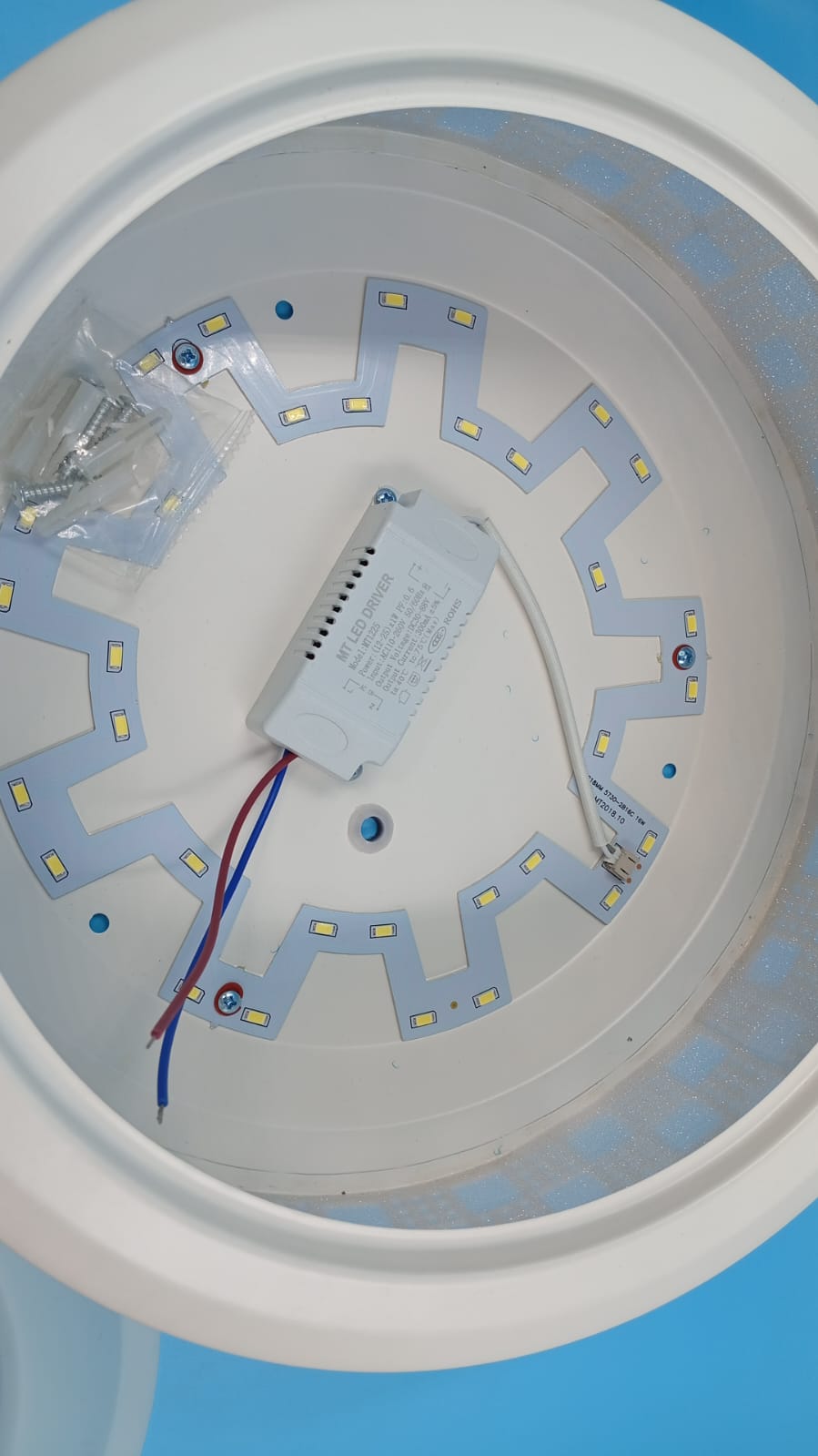 Lámpara de Techo LED, cuerpo metalico, labrado y ligero.