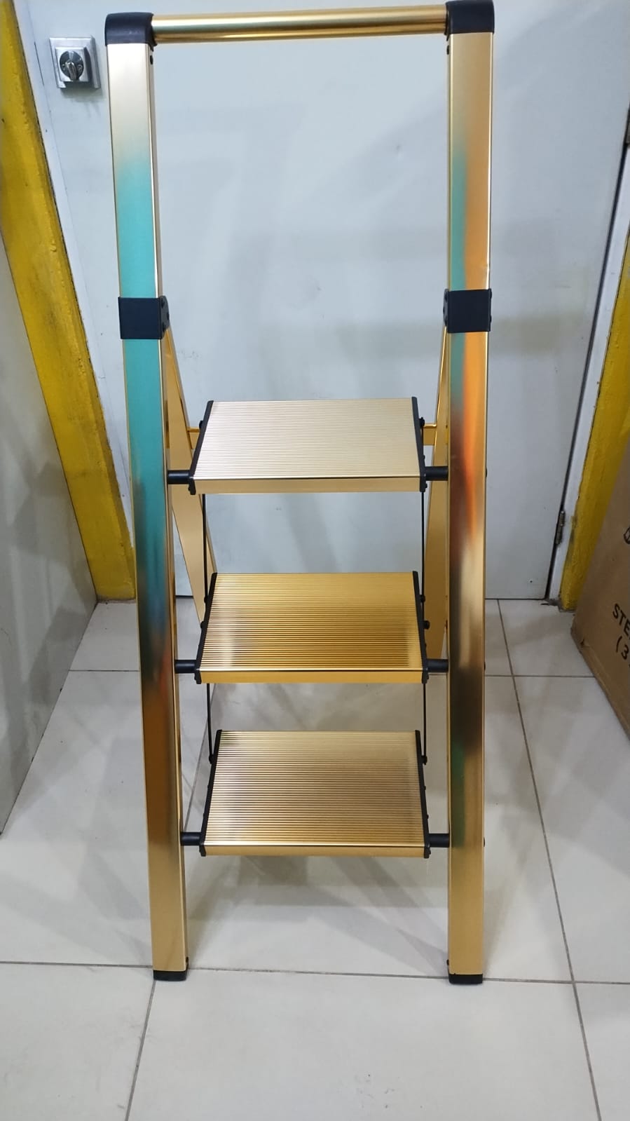 Escalera, aluminio de 3 escalones, plegable con asa, antideslizante.