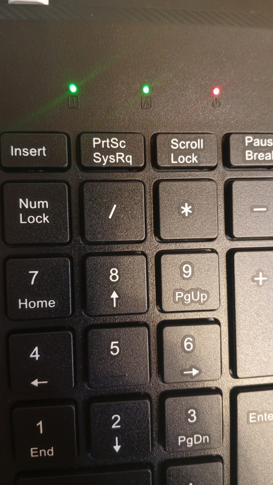 Teclado inalámbrico con reposamuñecas, ranura para teléfono o tablet.