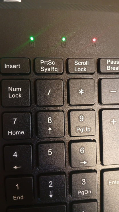 Teclado inalámbrico con reposamuñecas, ranura para teléfono o tablet.