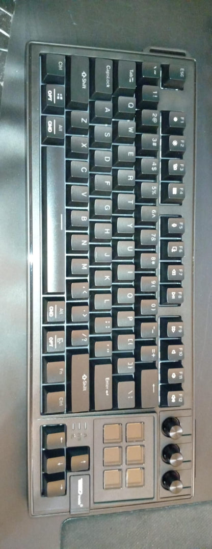 Teclado Cableado K1 Pro, para juegos y streaming con pantalla y perillas.