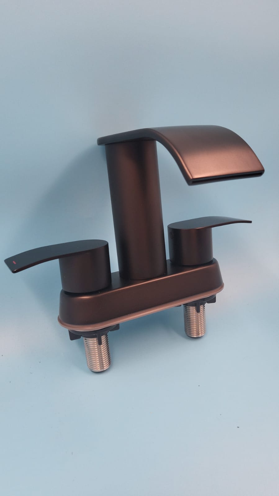 Grifo de baño de cascada negra, 4 pulgadas para 3 agujeros con drenaje desplegable.