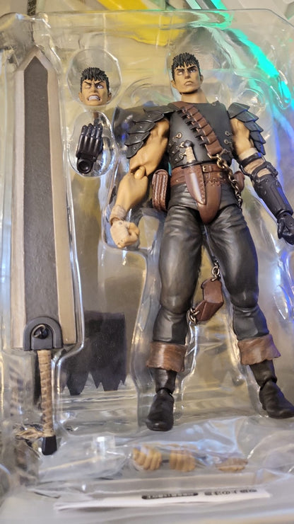 Figura Berserk Guts Black Swordsman Figma 359 Articulada Con Caja abierta