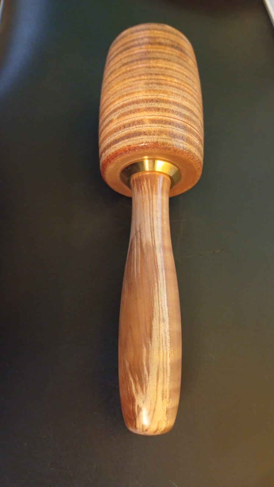 Mazo de montaje, cuero vacuno 100% genuino, mango abeto azul.