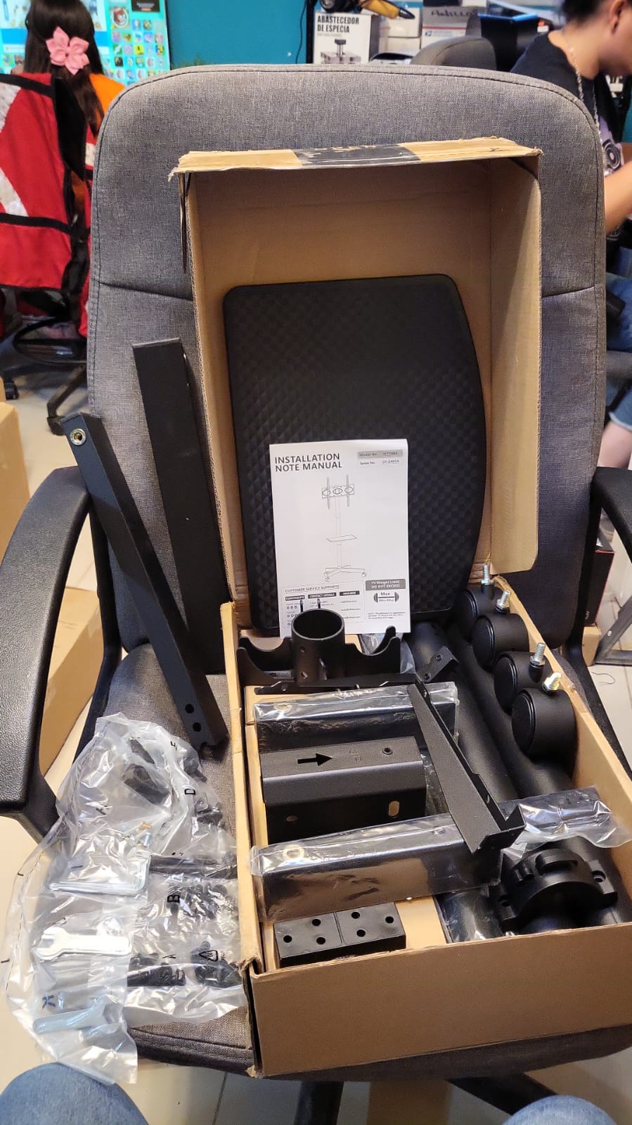 Soporte de TV con ruedas para televisores de pantalla de 23 a 60", MT2004