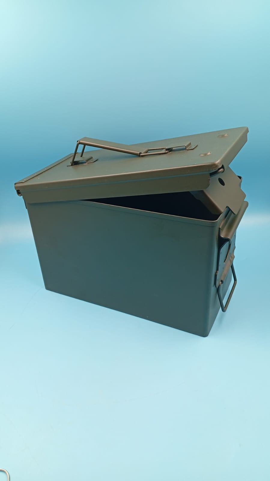 Contenedor con sistema de cierre frontal, acero de grado militar.