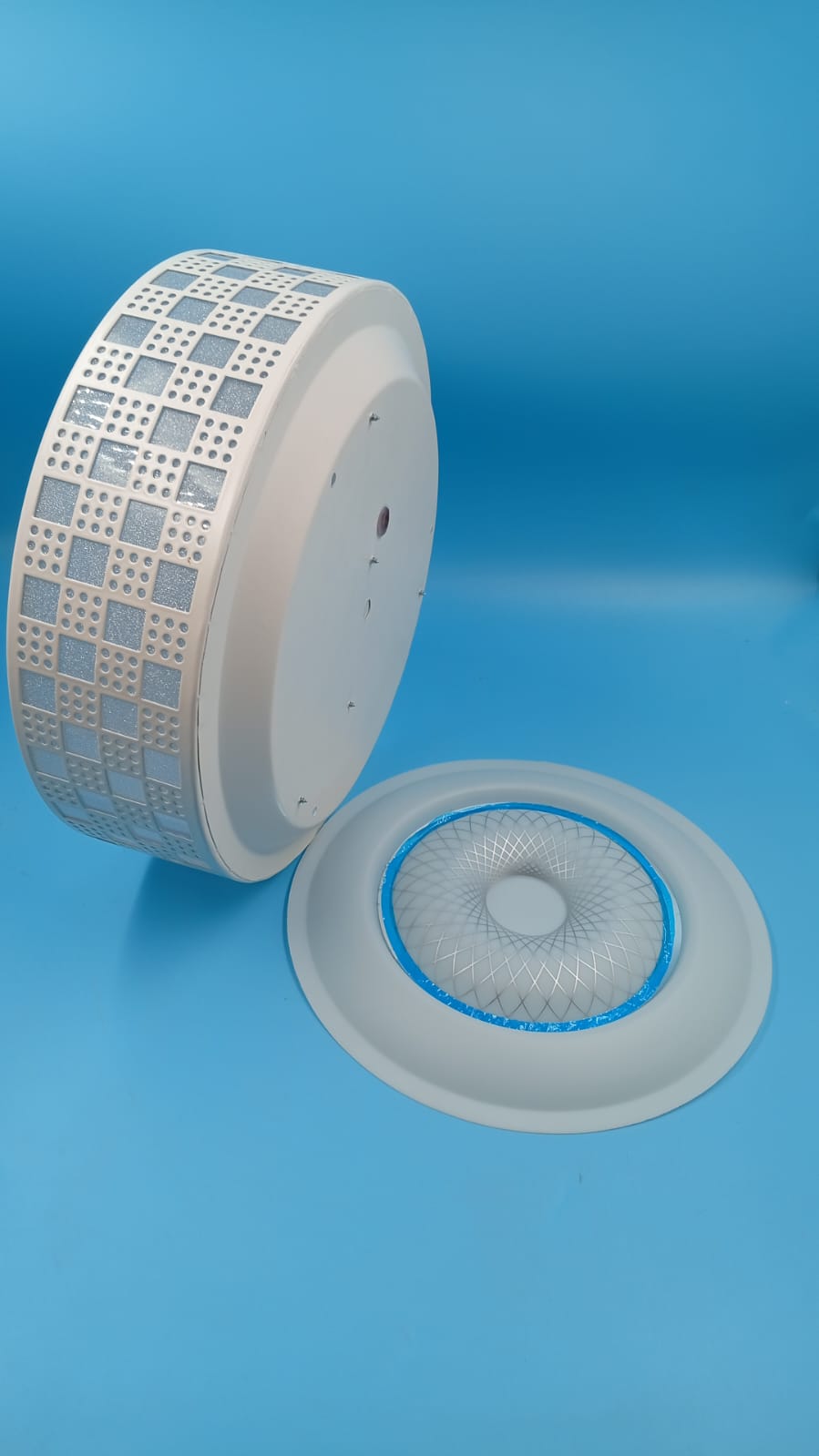 Lámpara de Techo LED, cuerpo metalico, labrado y ligero.