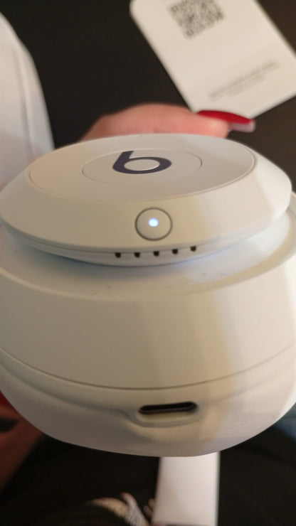 Audífonos Bluetooth Beats Sudio Pro, compatibilidad con Apple y Android.