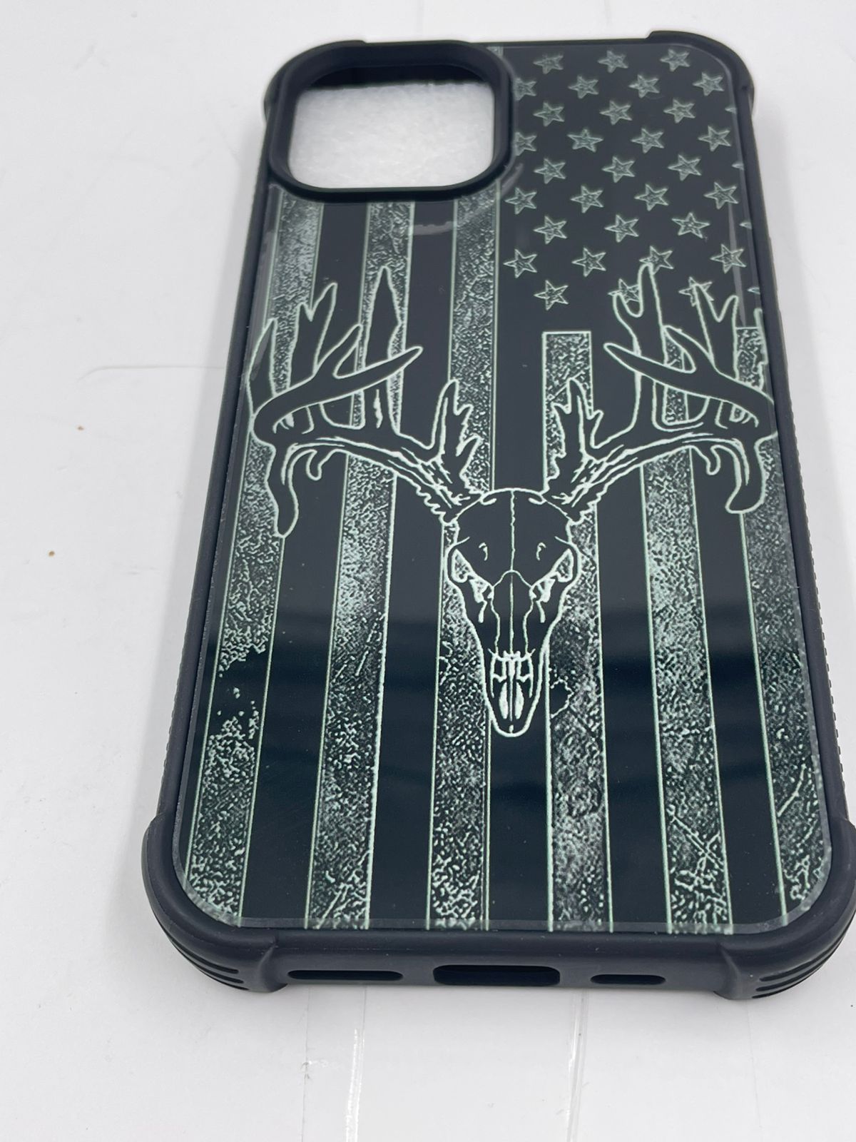 Funda compatible con iPhone 14/13, diseño con patrón de parachoques trasero.