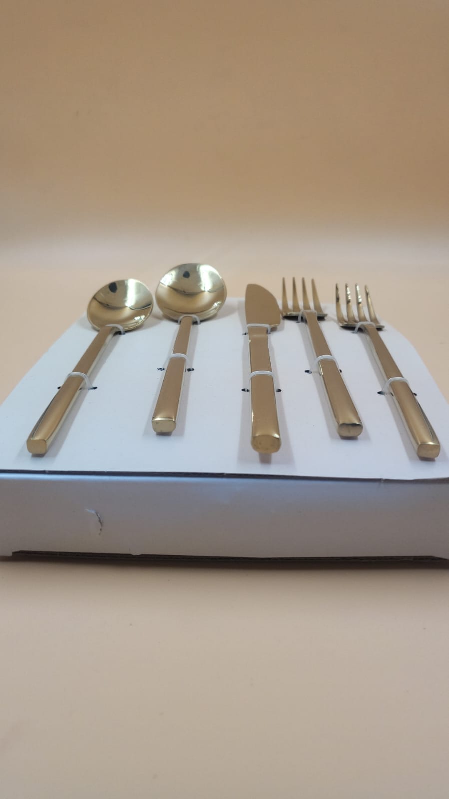 Juego de cubiertos forjados, 20 piezas, acero inoxidable. DORADOS