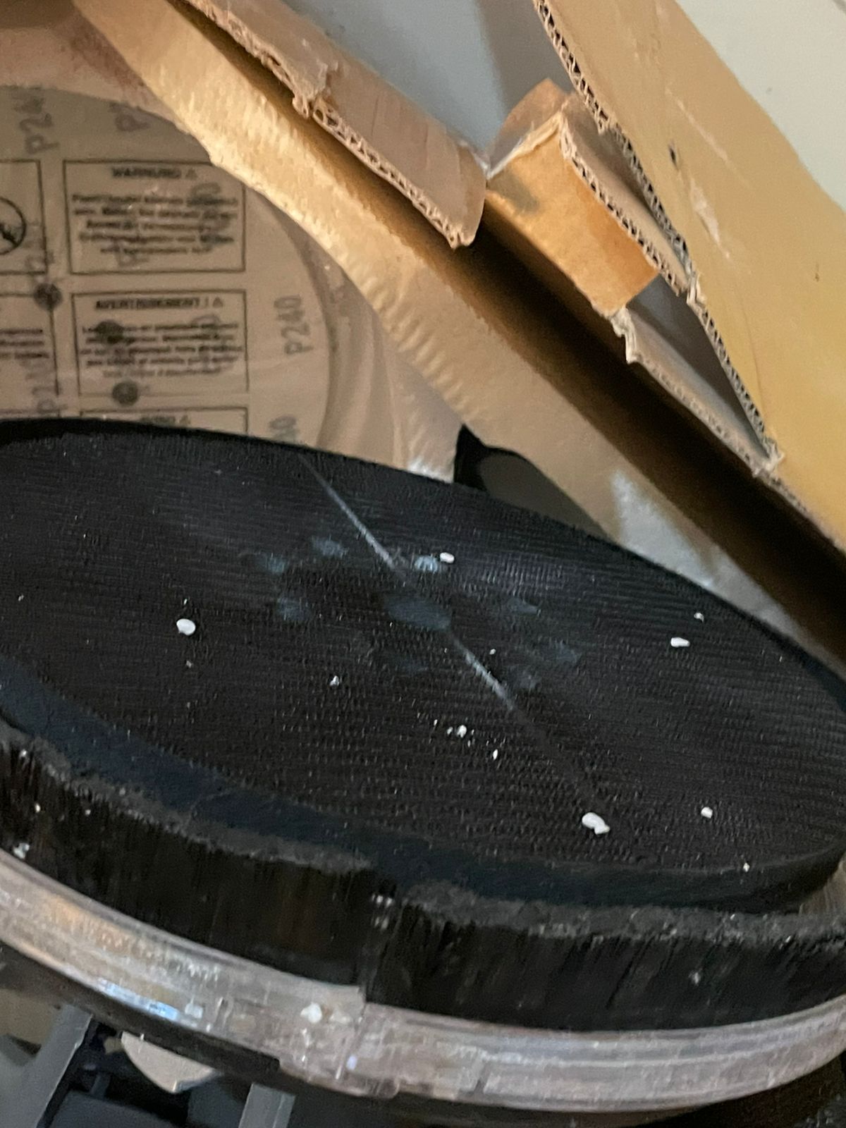 Lijadora eléctrica de 9,5 A con velocidad variable de 600 a 2600 RPM.