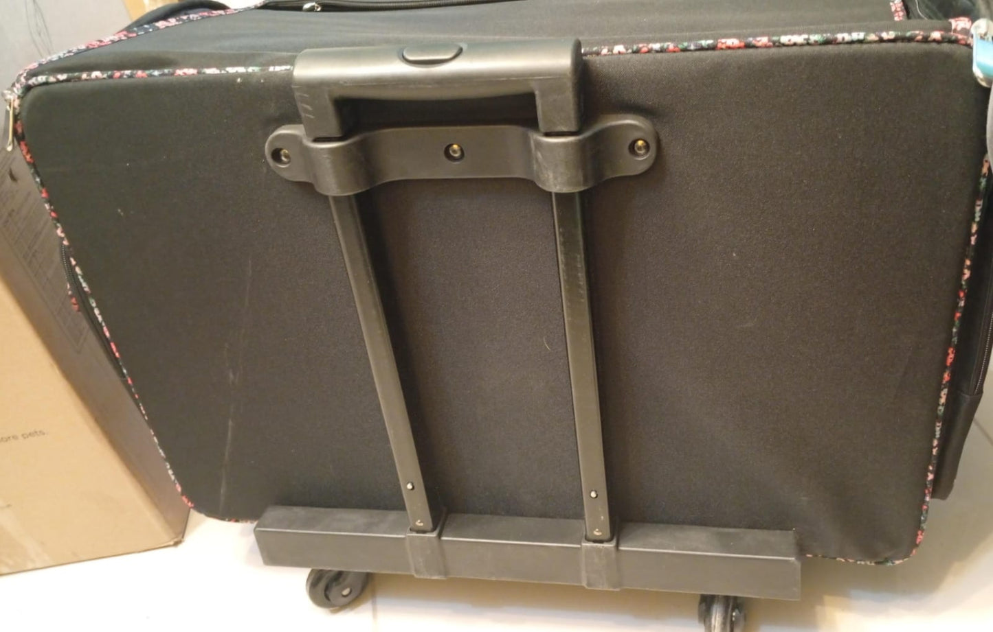 Estuche para máquina de coser con ruedas Everything Mary.(USADO)