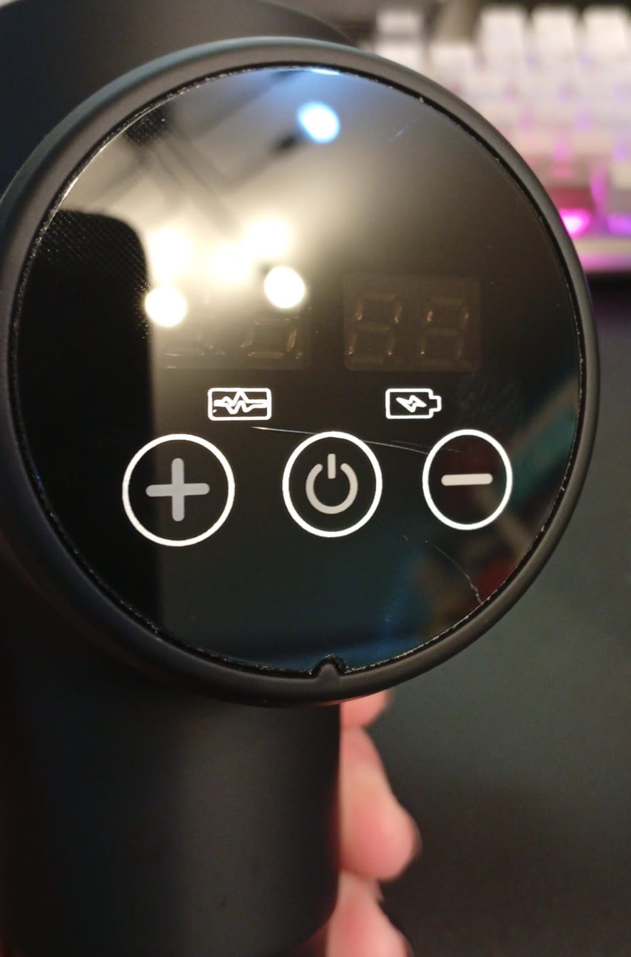 Pistola de masaje de tejido profundo, recargable, 4 cabezales.(USADO).