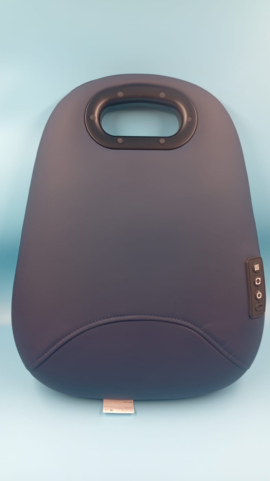 Masajeador de espalda de mano con mango ergonómico, superficie texturizada.