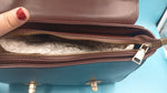 Bolso de piel Geniuno Boyatu, Estilo Bandolera con correa ajustable.