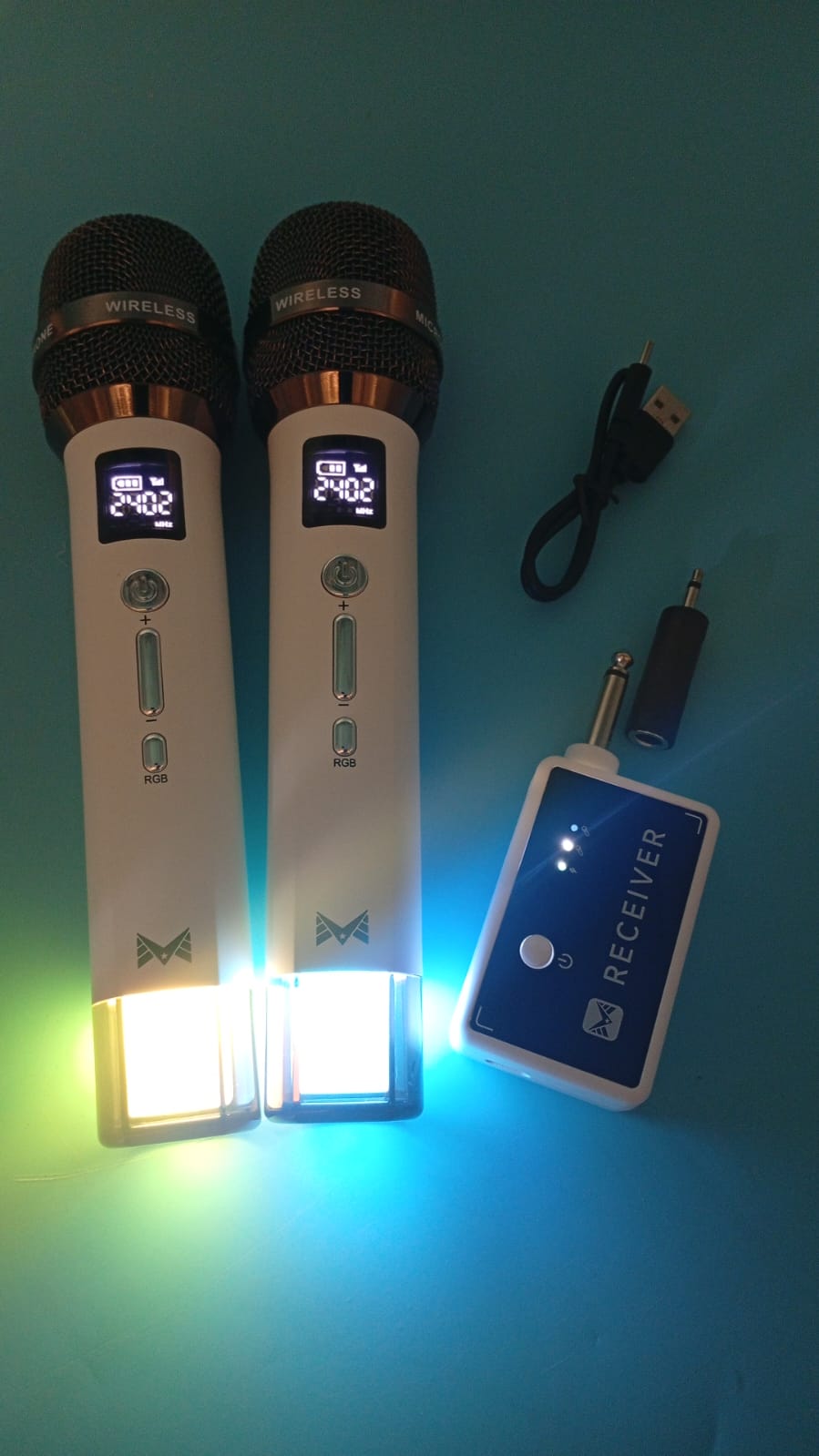 Micrófonos inalámbricos, conexión chip uno a uno, luces LED.