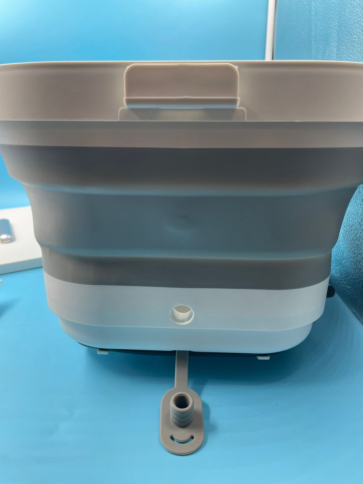 Bañera plegable para pies con rodillos de calor y masaje.