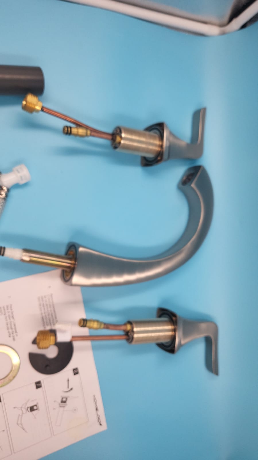 Grifo de baño EQLOO de níquel cepillado con 3 orificios y desagüe.