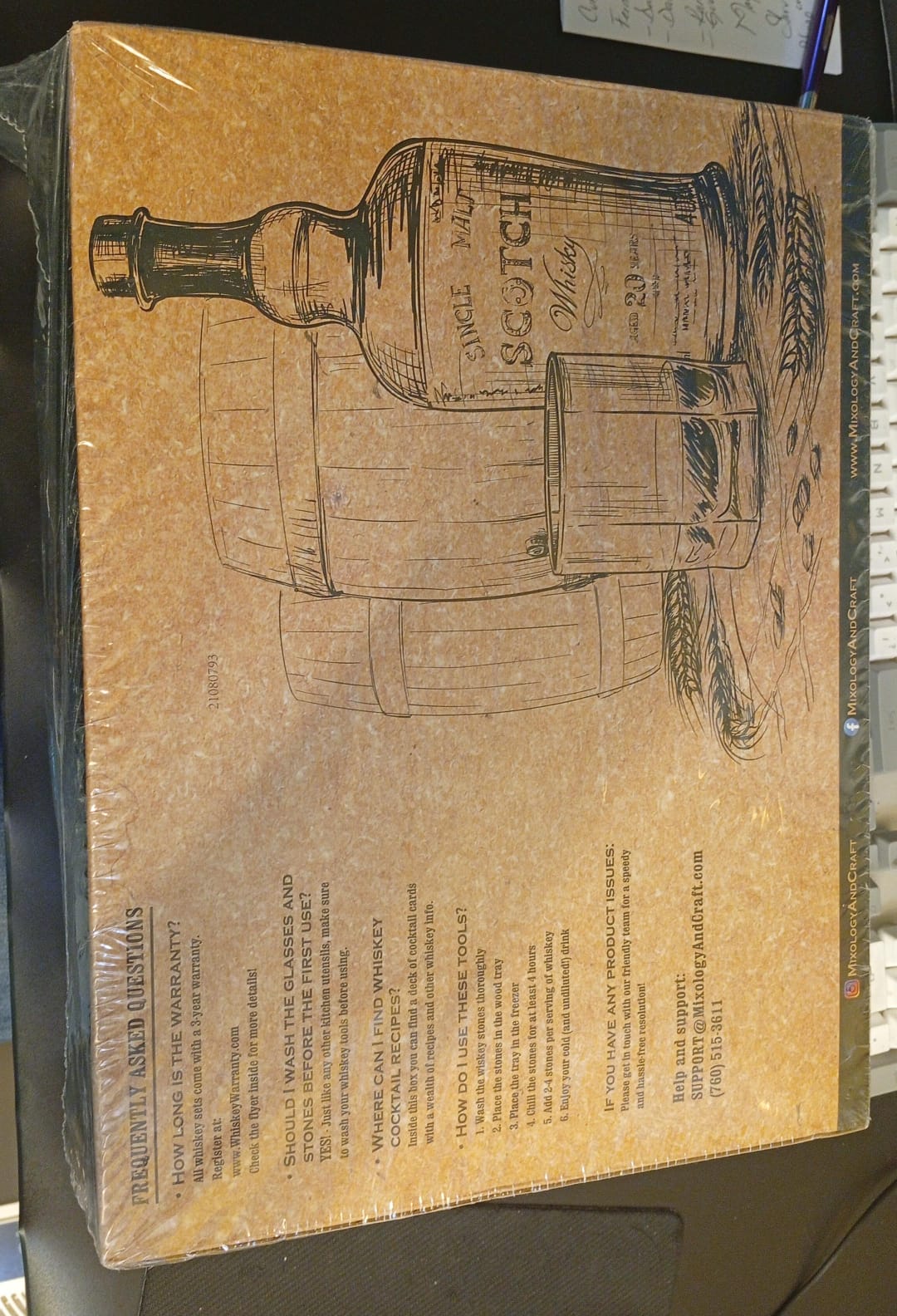 Juego de regalo de piedras y vasos de whisky y tarjetas de cóctel.