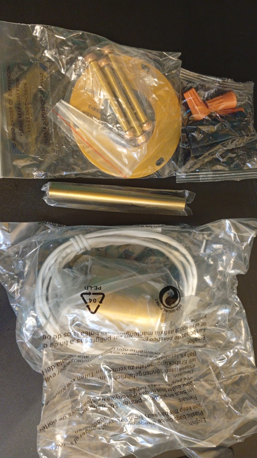 Lámparas colgantes de cristal, color latón, altura ajustable.