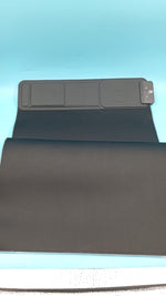 Mousepad con soporte plegable para teléfono y cargador inalámbrico.