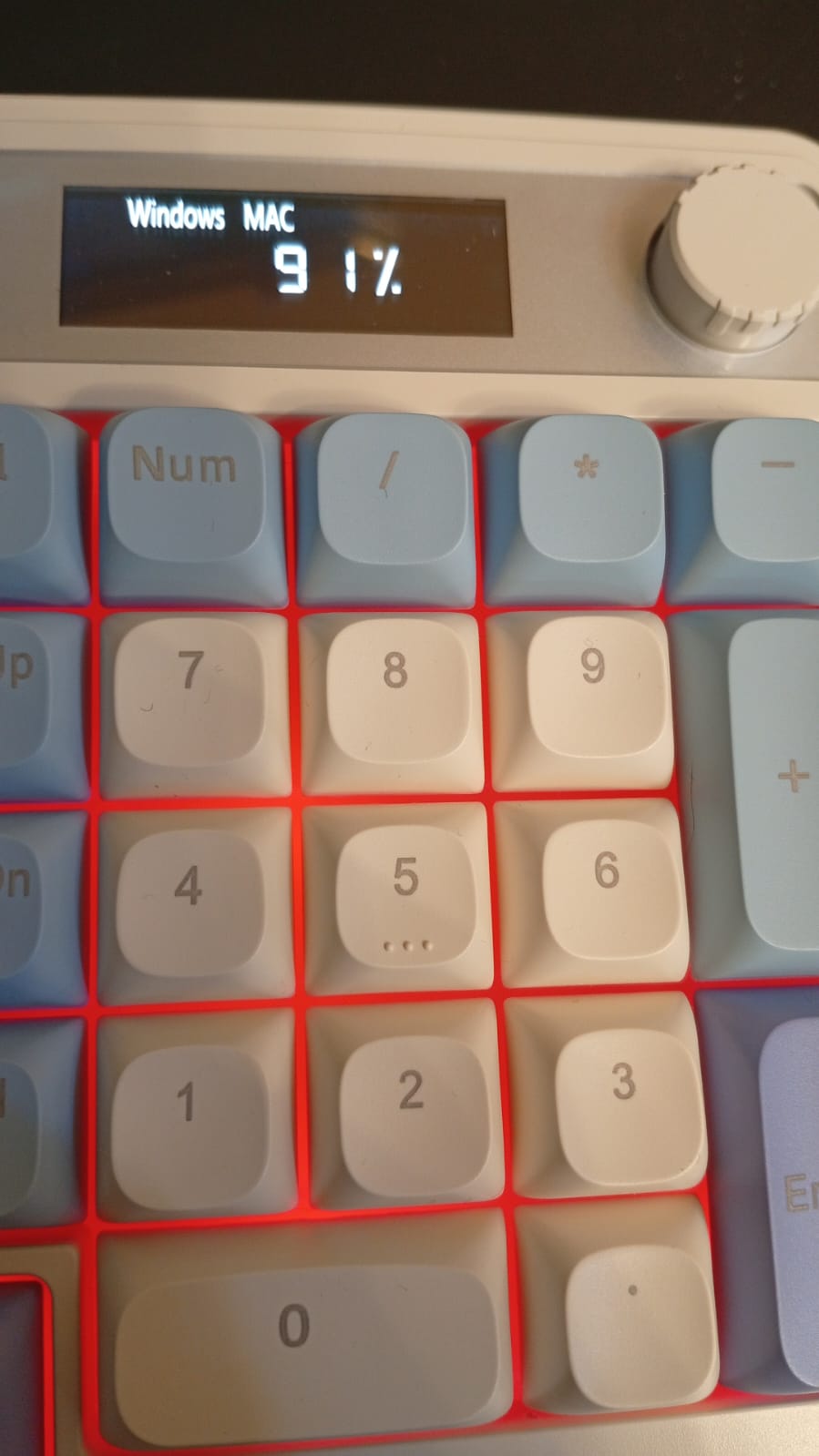 Teclado para juegos AULA S99 Pro, visualización y perilla multimedia.