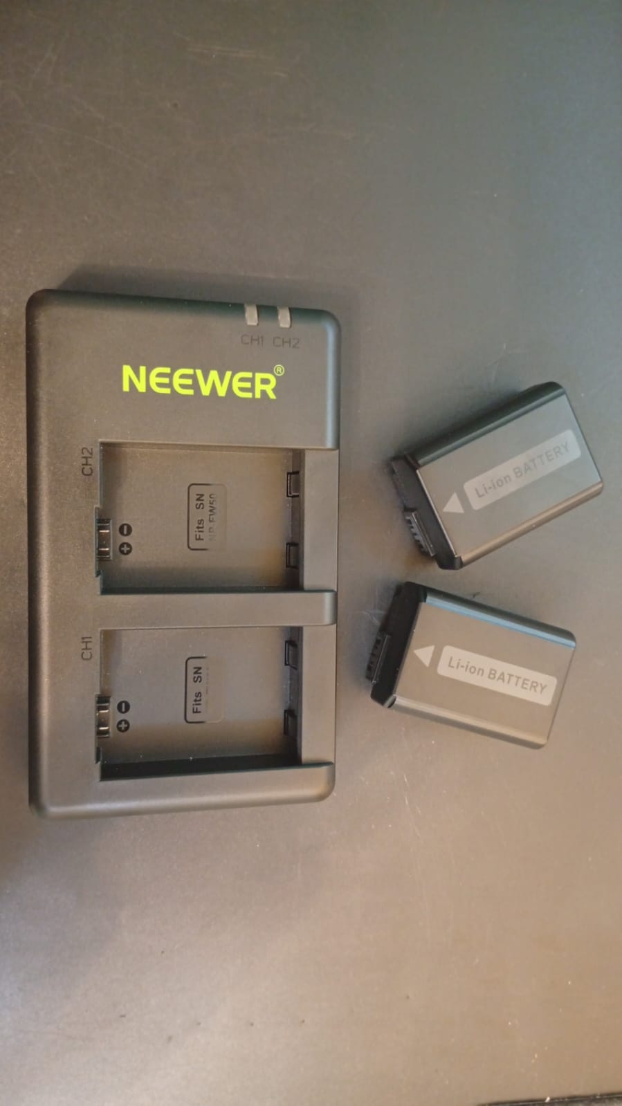 Neewer NP-FW50 Cargador de Batería para Sony A6000, A7.