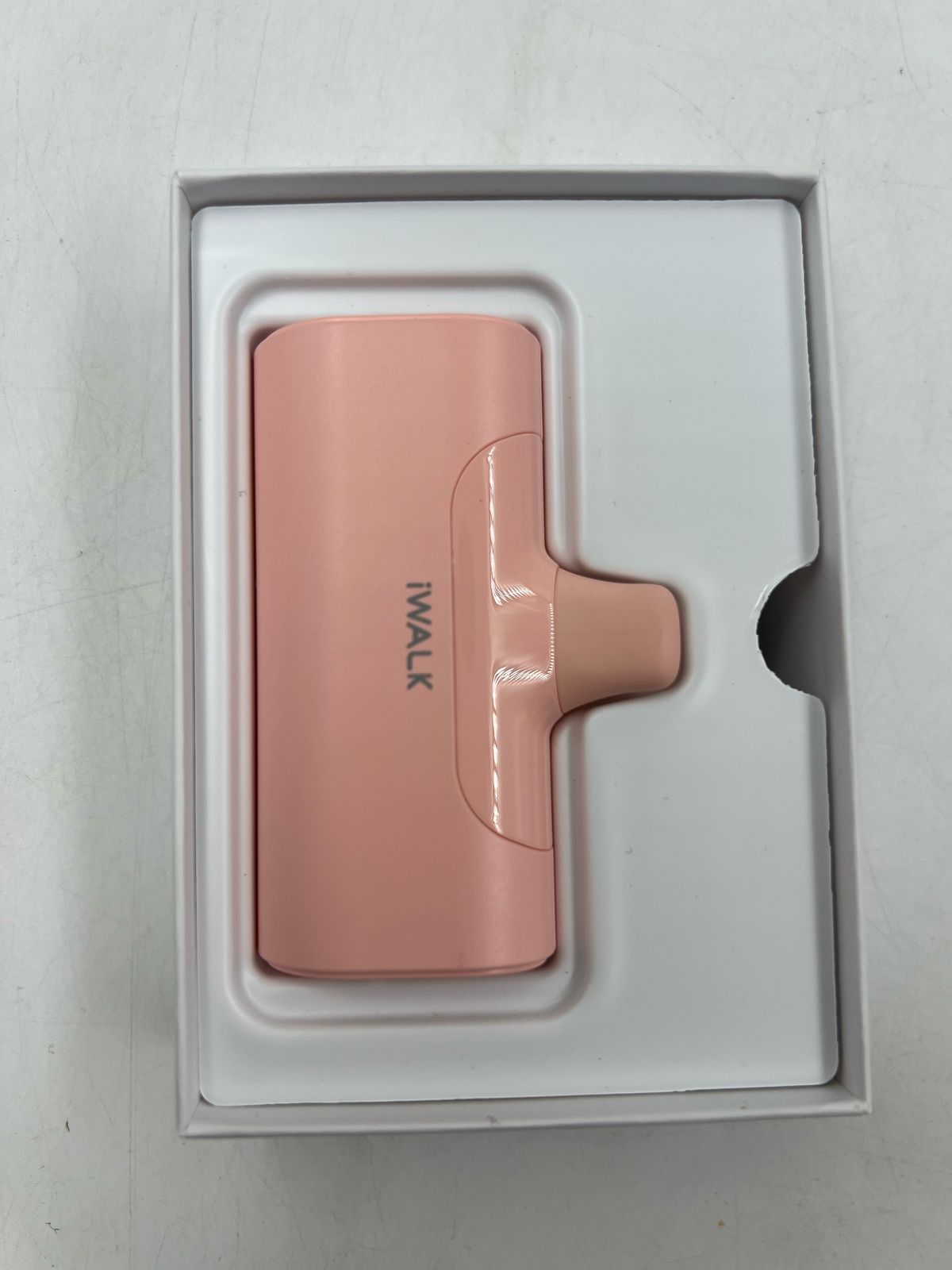 Cargador portátil iWALK con enchufe integrado