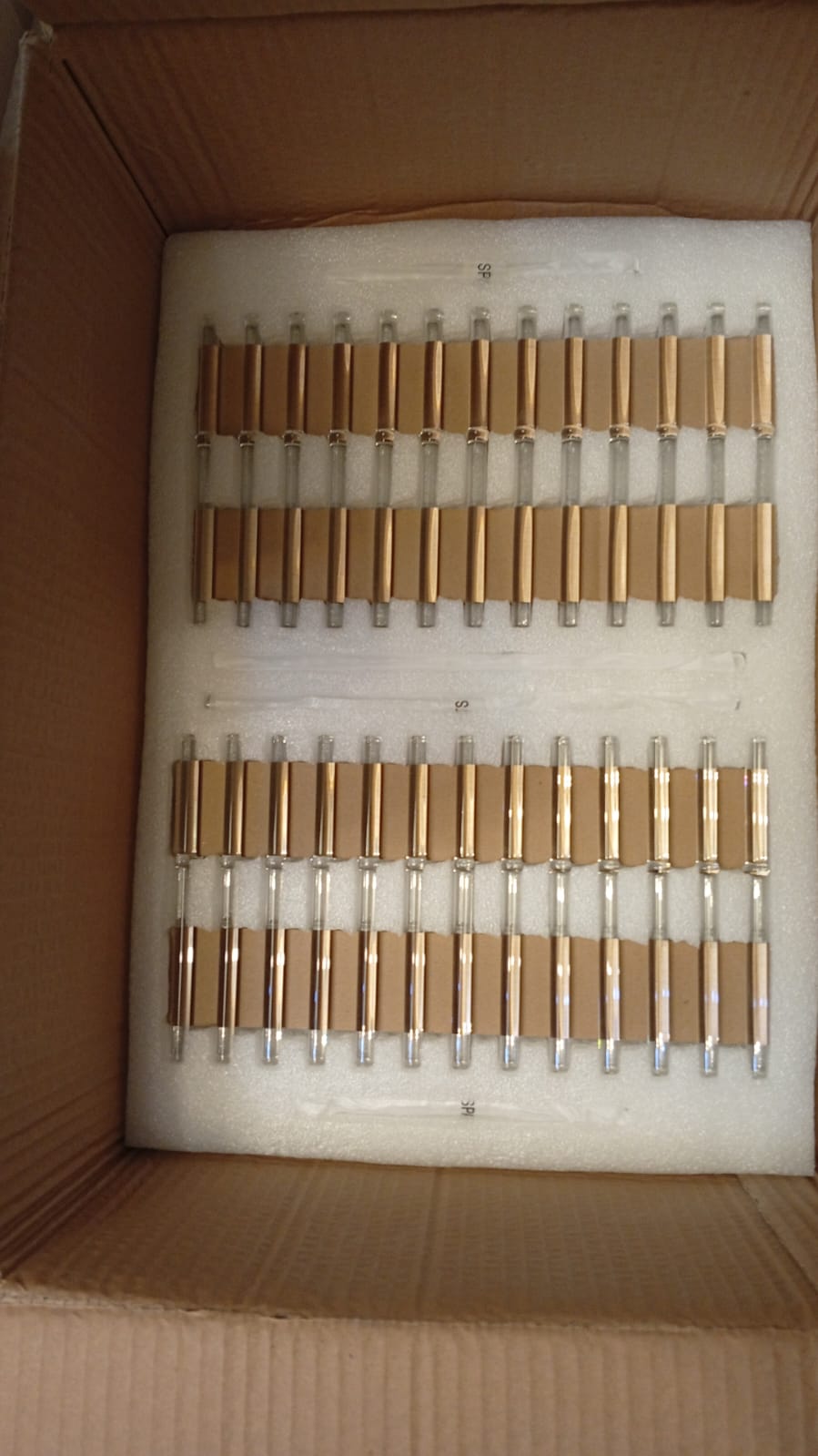 Lámparas colgantes de cristal, color latón, altura ajustable.