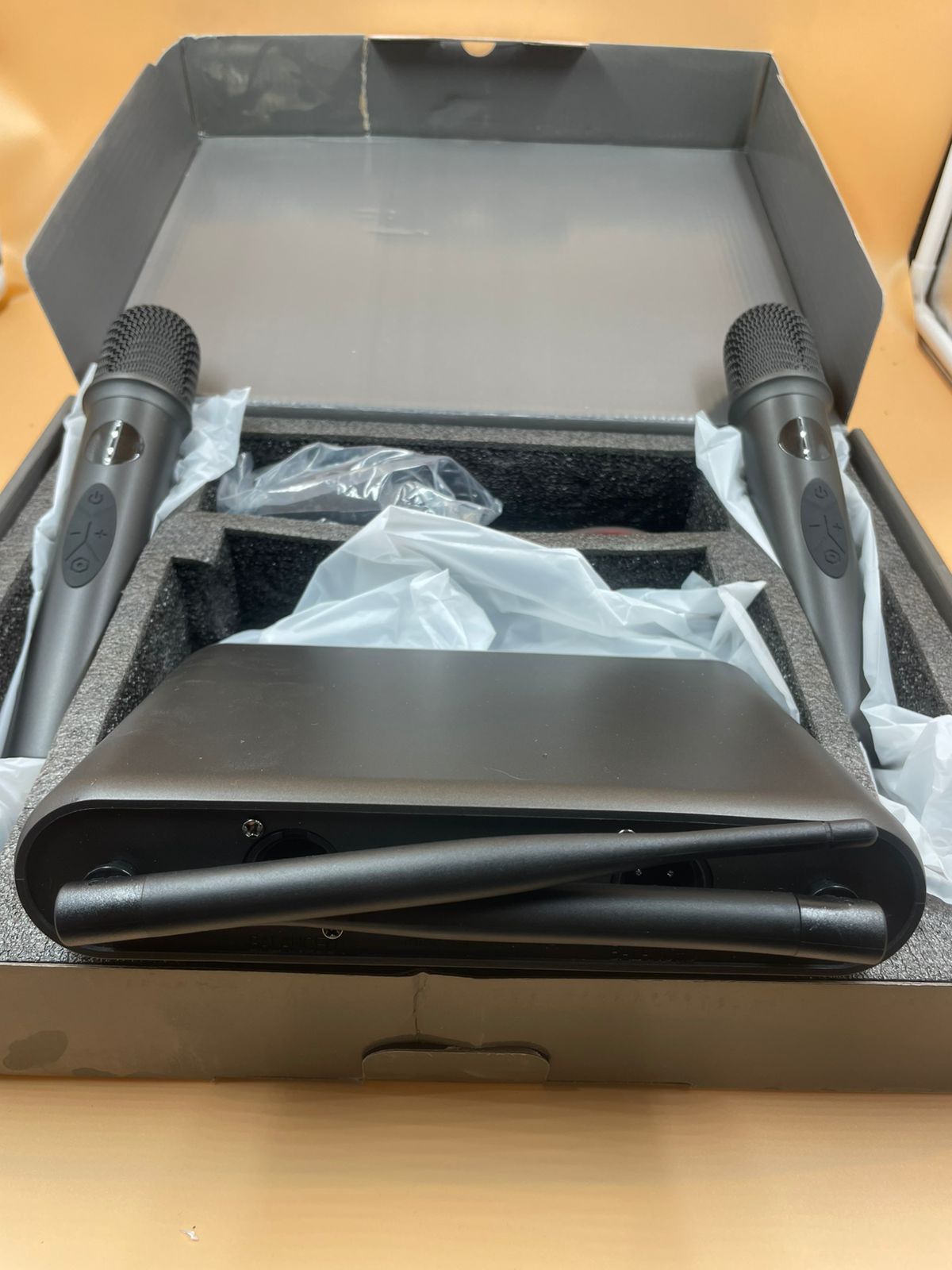 MICRÓFONOS INALÁMBRICOS PROFESIONALES HUNSON B8.