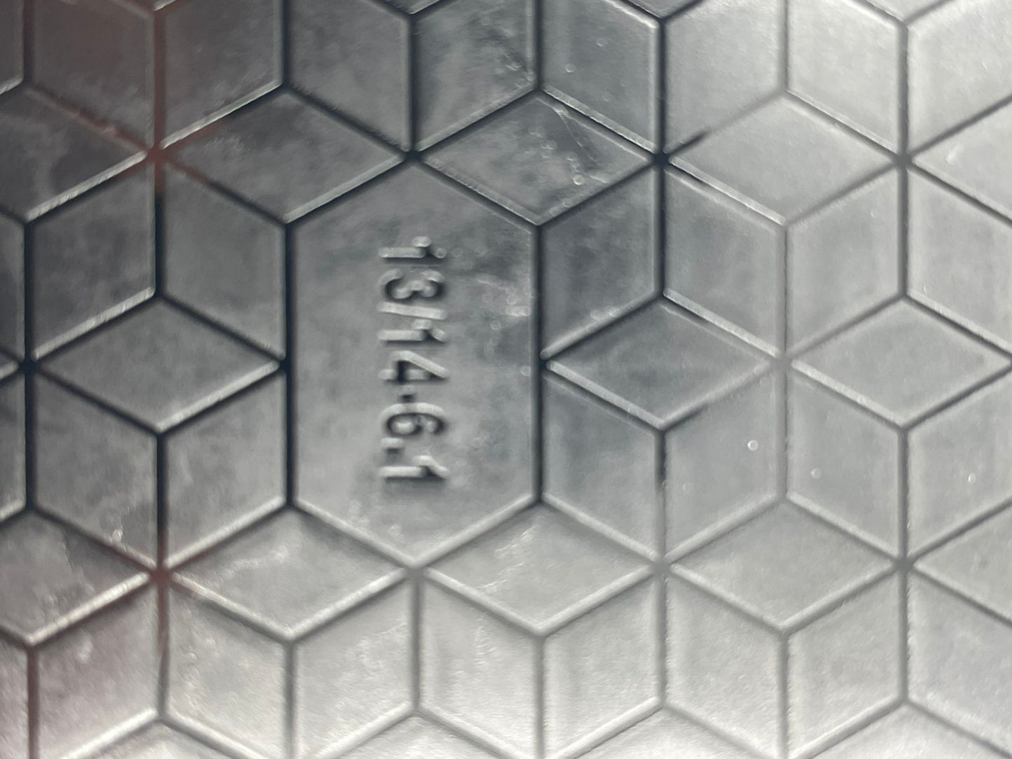 Funda compatible con iPhone 14/13, diseño con patrón de parachoques trasero.