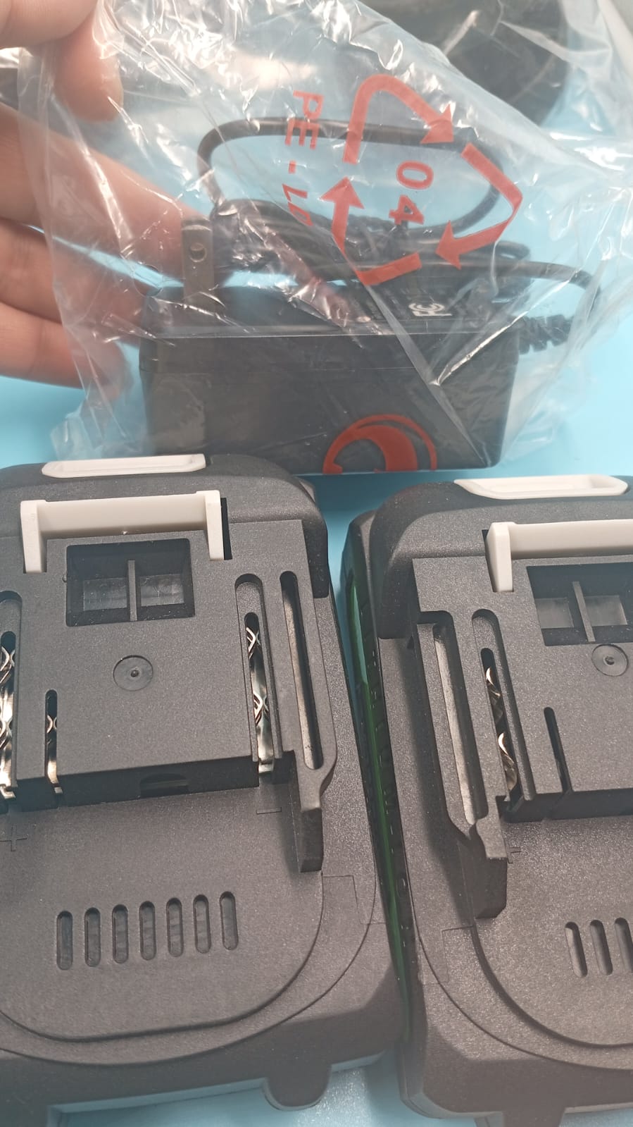 Recortadora inalámbrica de 20 V, 2 baterías 2.0 Ah, cargador rápido.