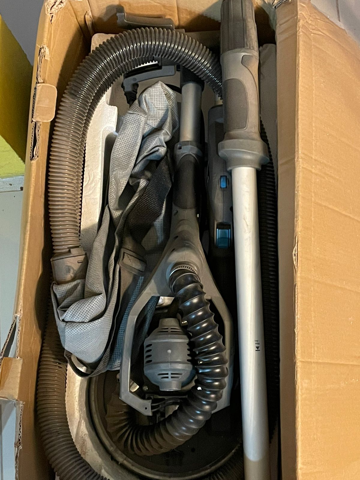 Lijadora eléctrica de 9,5 A con velocidad variable de 600 a 2600 RPM.