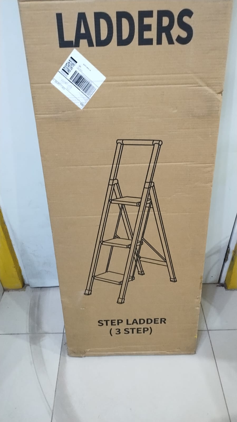 Escalera, aluminio de 3 escalones, plegable con asa, antideslizante.