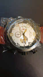 Reloj EYT, caja negra, esfera blanca, correa marrón.