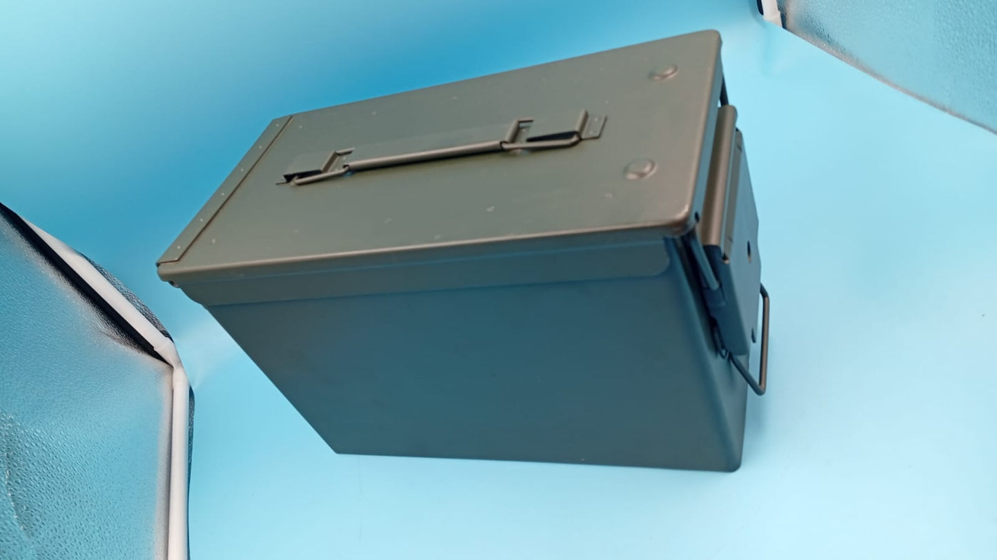 Contenedor con sistema de cierre frontal, acero de grado militar.