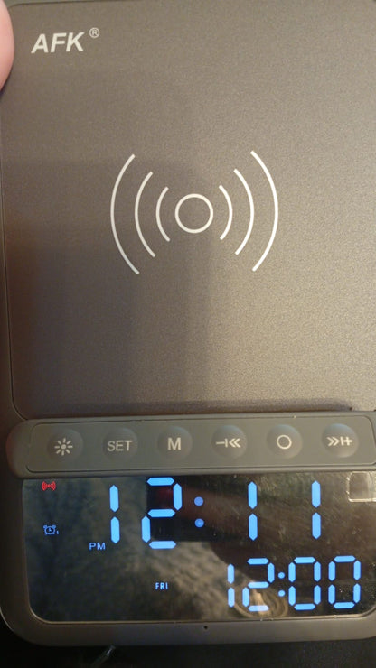 Estación, carga inalámbrica, altavoz Bluetooth, reloj despertador.