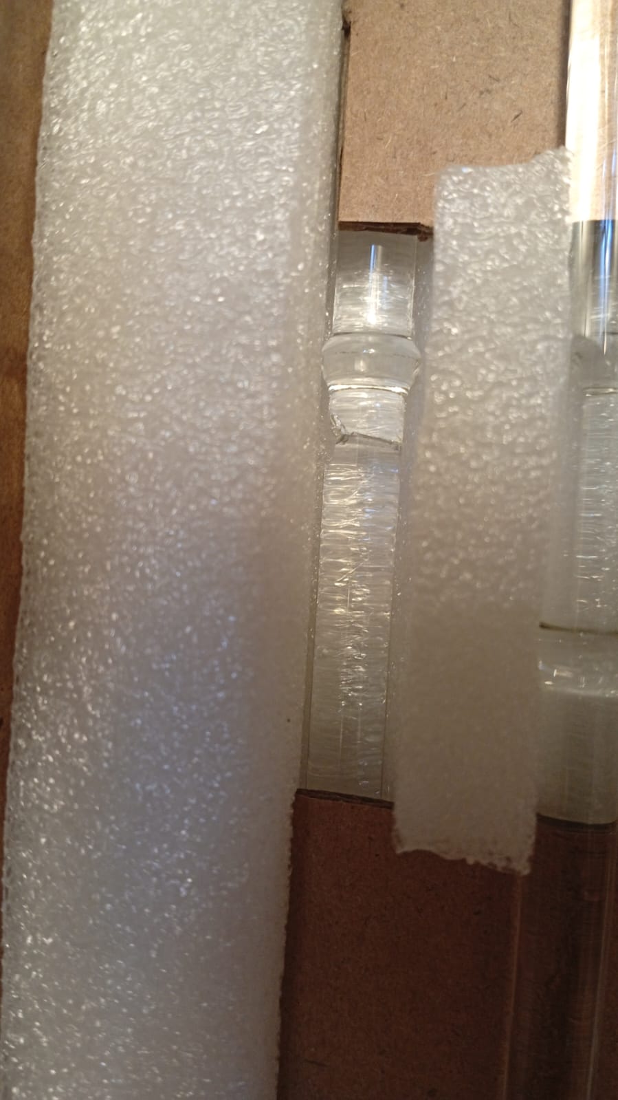 Lámparas colgantes de cristal, color latón, altura ajustable.