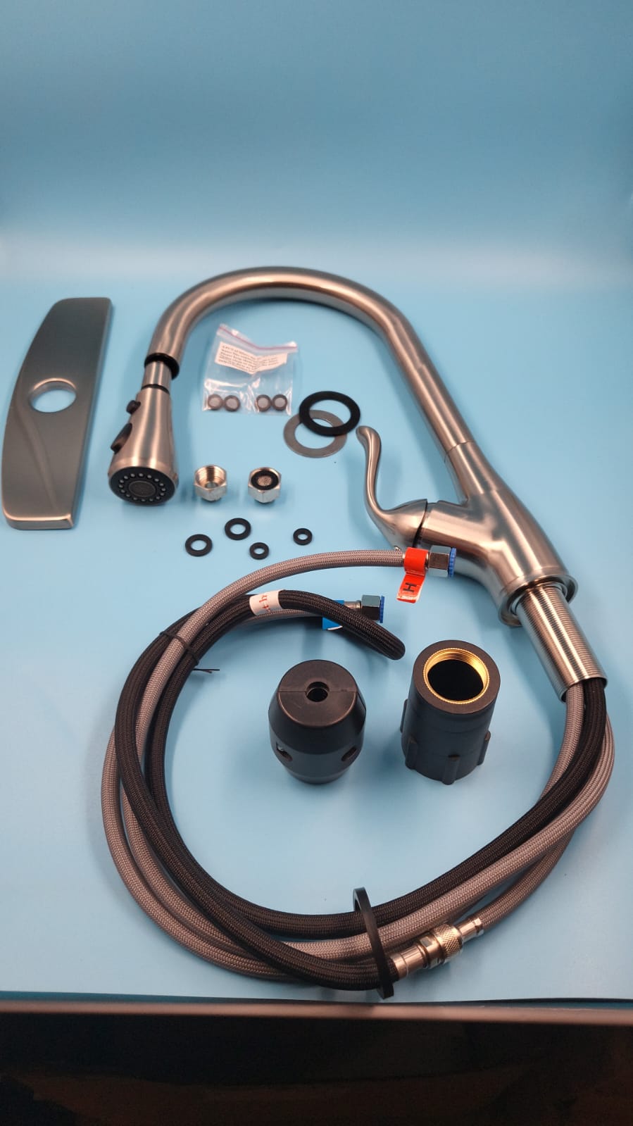 Grifo de cocina moderno con rociador extraíble de una sola manija.