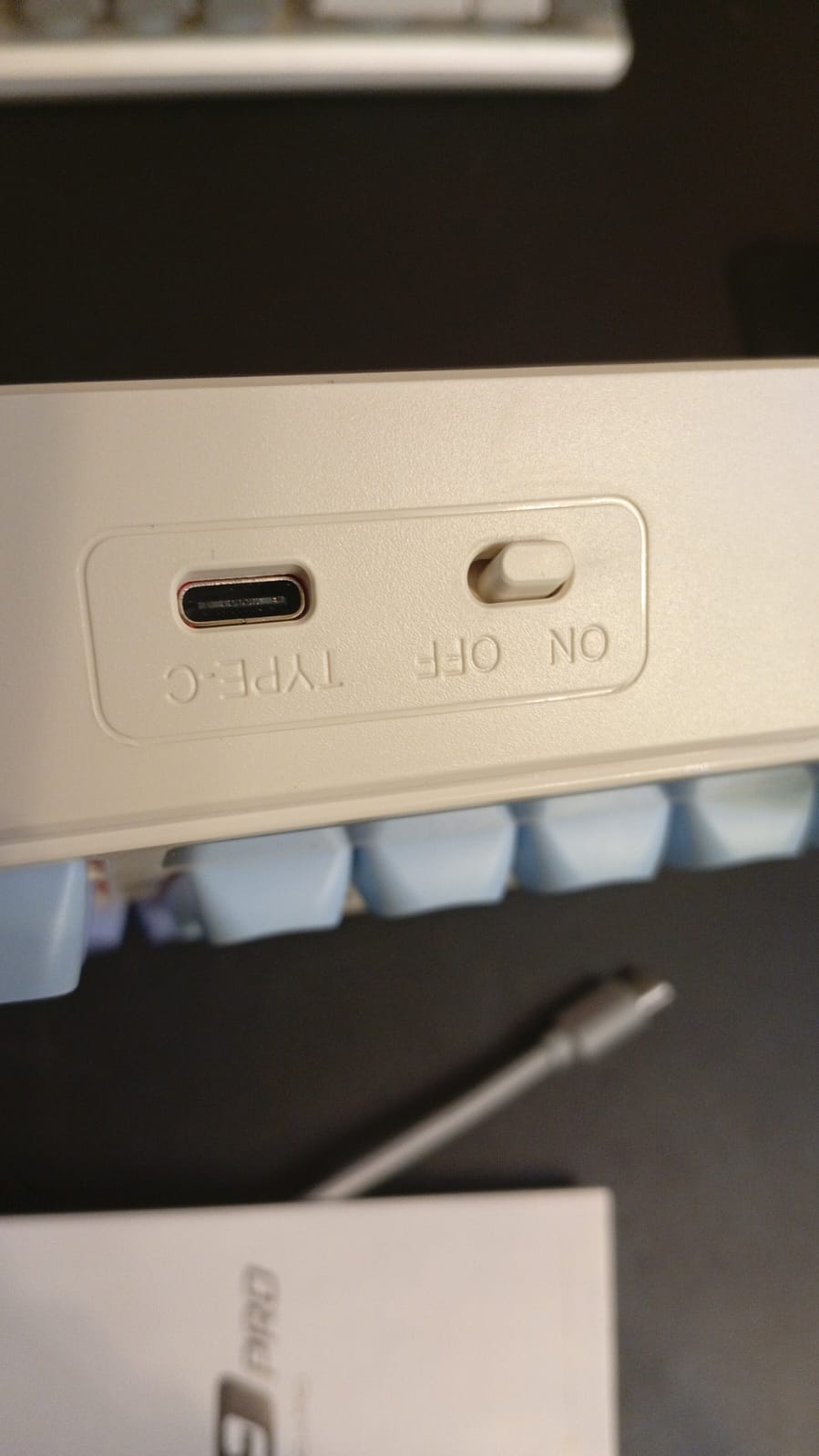 Teclado para juegos AULA S99 Pro, visualización y perilla multimedia.