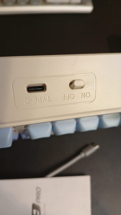 Teclado para juegos AULA S99 Pro, visualización y perilla multimedia.