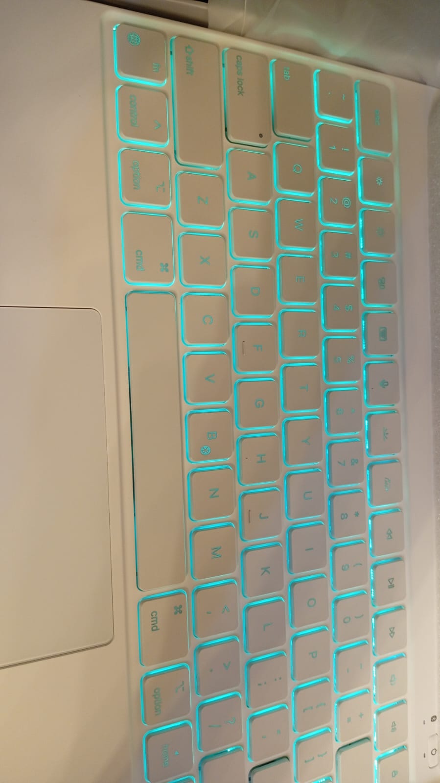 Funda con teclado para iPad Pro de 13", ESR Rebound 360 Series.